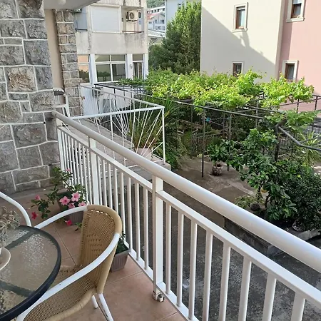 Deluxe Ina Free Parking Apartment
