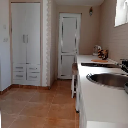 Deluxe Ina Free Parking Apartment